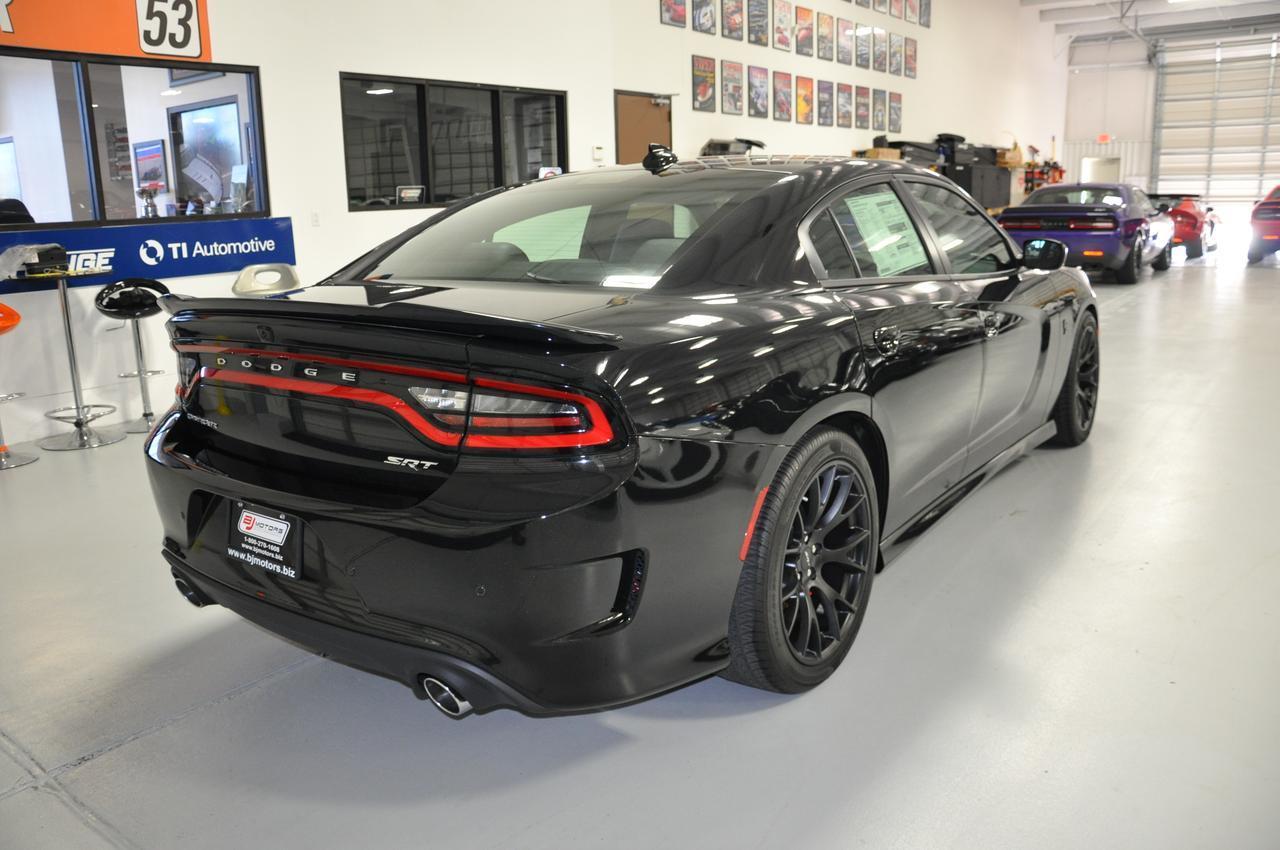 Used-2015-Dodge-Charger-SRT-Hellcat